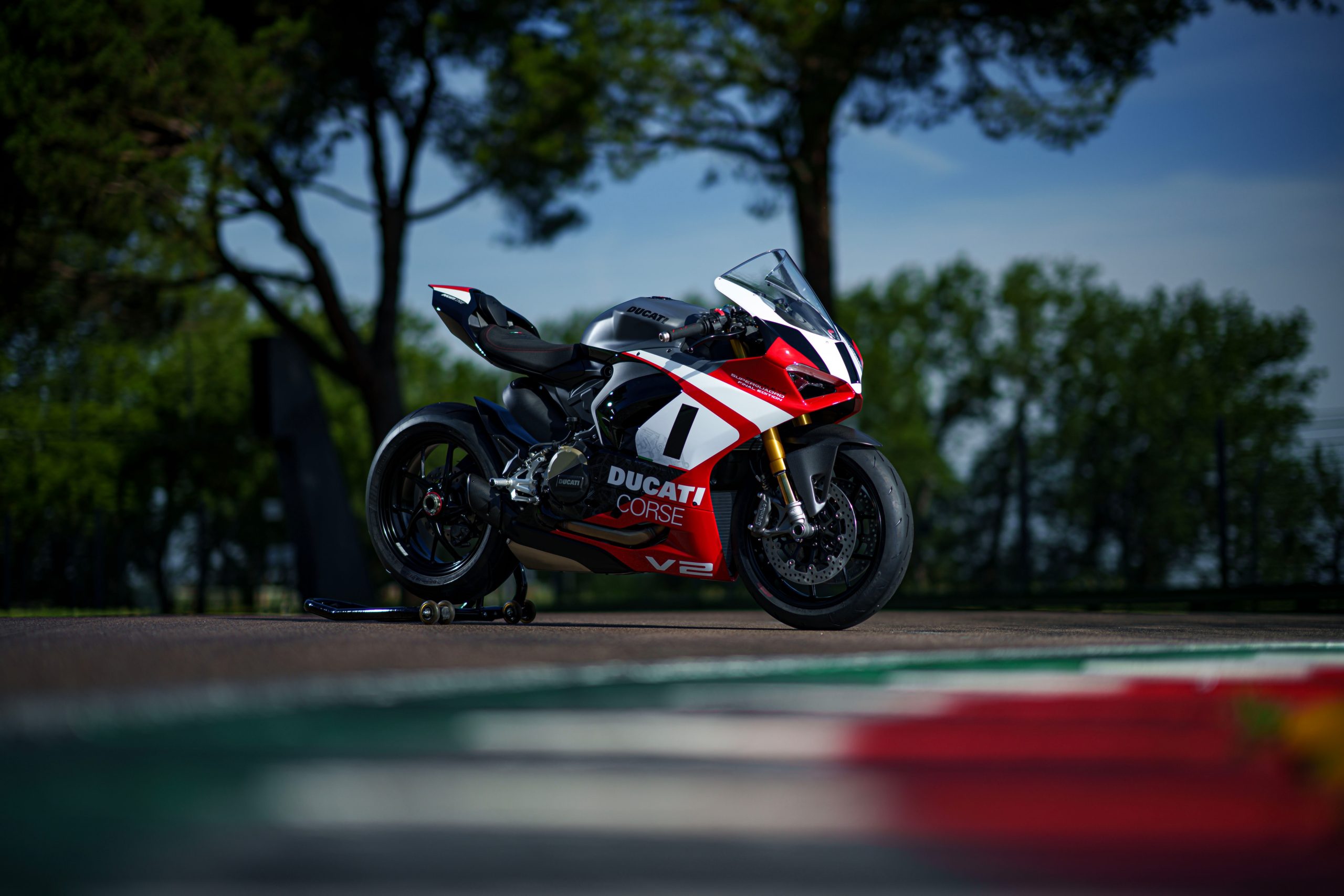 Ducati 推出 Panigale V2 限量版，致敬传奇 Superquadro 引擎！