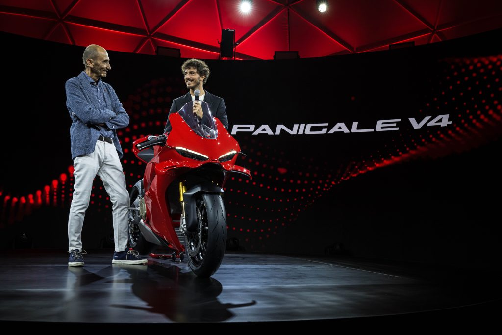 MotoGP世界冠軍Francesco Bagnaia親自介紹全新Panigale V4