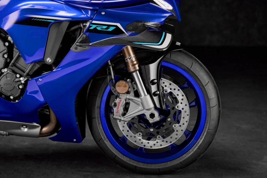前叉是Kayaba的新款43mm倒立式，煞車為Brembo STYLEMA卡鉗