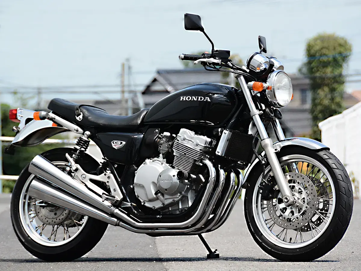 以Dream CB750FOUR為靈感，搭載四出排氣管的Honda CB400FOUR