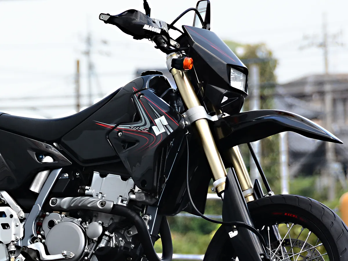 日系Supermoto滑胎車的巔峰之作，融合速度與操控魅力的Suzuki DR-Z400SM