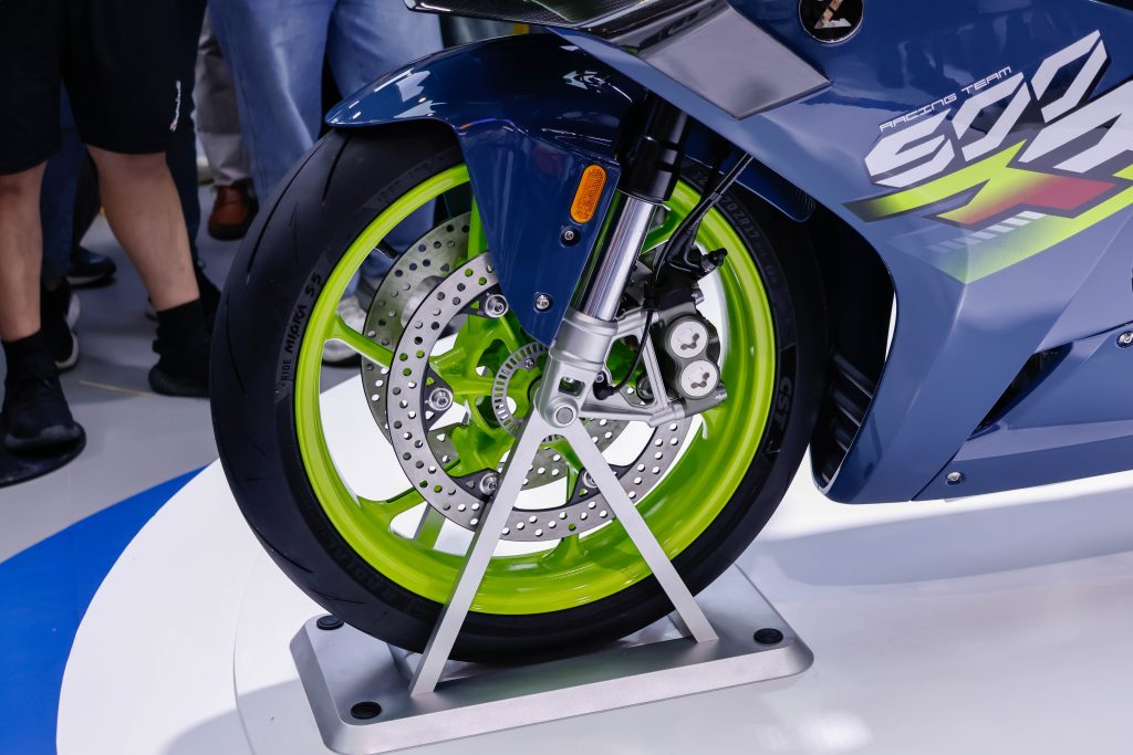 外观与Yamaha“双子星”非常相似的对向四活塞幅射卡钳