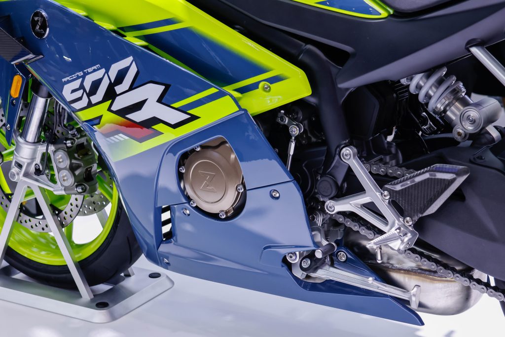 搭载500cc水冷直列四缸DOHC引擎，从引擎外壳两侧看出推测是以Honda CBR400RR的引擎为蓝本