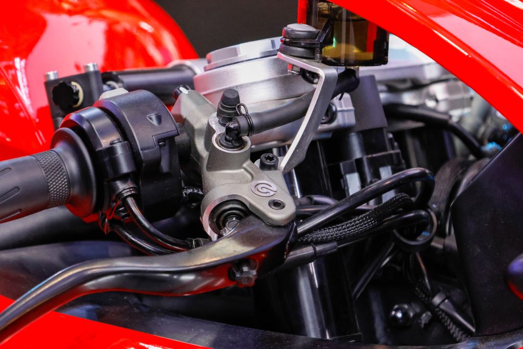 煞车总泵同样使用Brembo产品