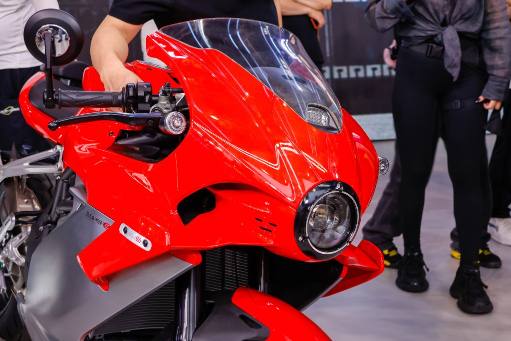 圆形头灯加上子弹形整流罩跑车，非常有MV Agusta Super Superveloce的感觉
