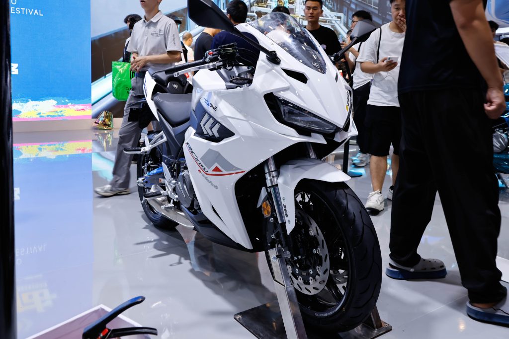 车身前方线条与Honda跑车相似