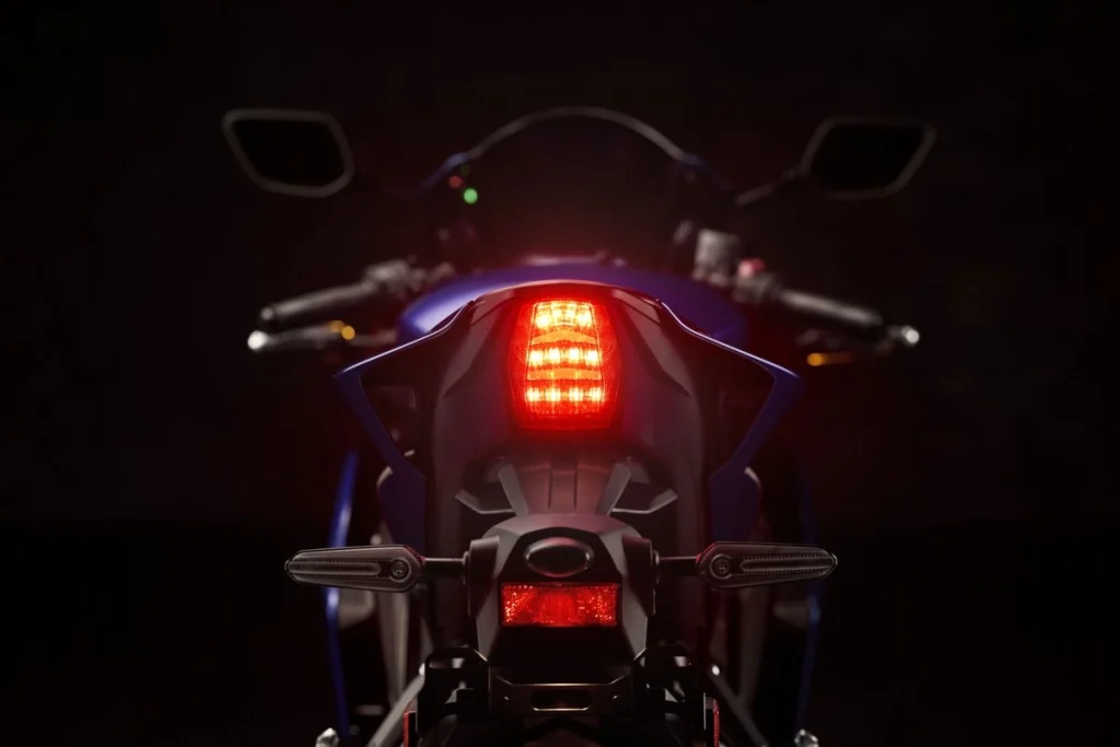 如今R3車尾部份也換上R1的設計