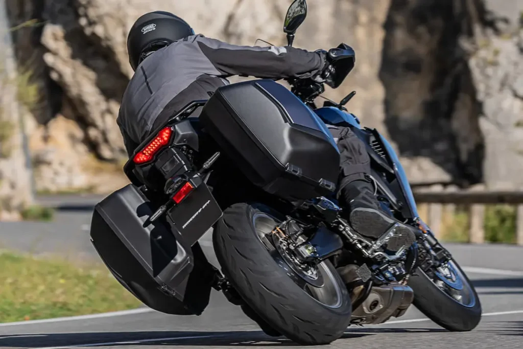 Tracer 9 GT+ 新增了後方毫米波雷達，具備盲點偵測功能