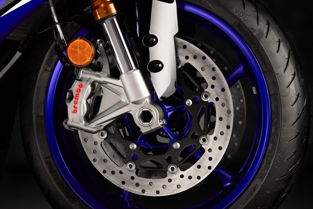前雙Brembo Stylema 卡鉗，配合不銹鋼金屬煞車油管和320mm 前碟