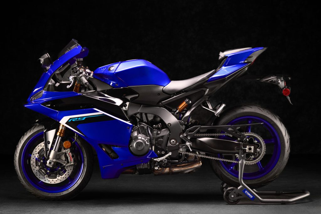 整車外觀有別於以往Yamaha跑車的設計，原廠表達出是「新世代」的系列