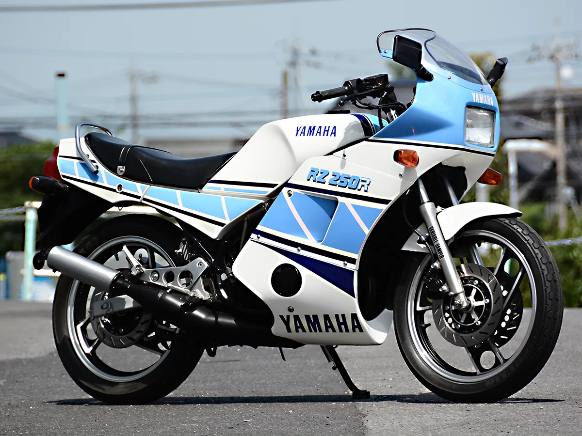 YAMAHA RZ250RR，搭载了45PS YPVS引擎和整流罩的80年代传奇跑车