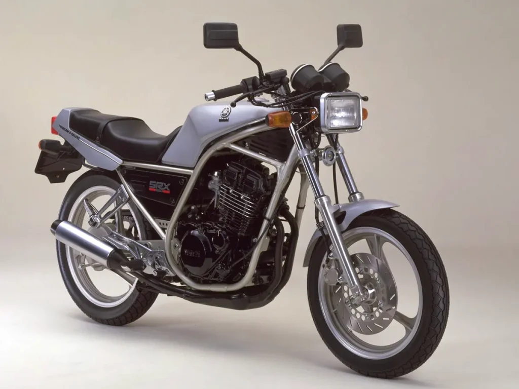 1984年出現的SRX250配備了可產生32PS的DOHC引擎，採用當時流行的歐美風格方形頭燈