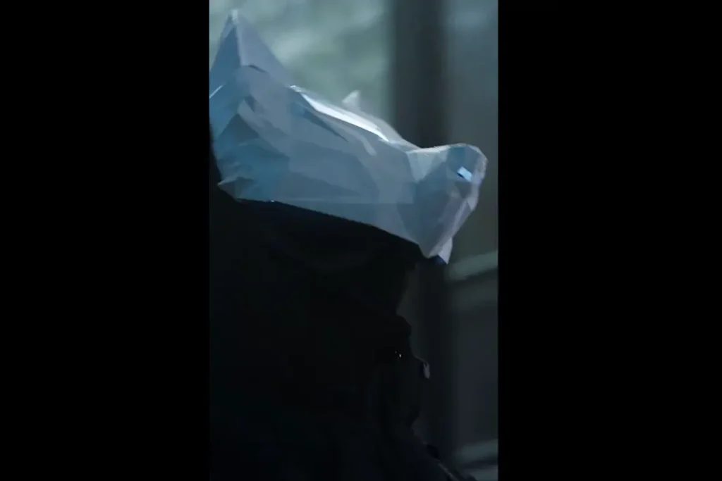 這時，一個戴著可疑狐貍面具的男人出現了！