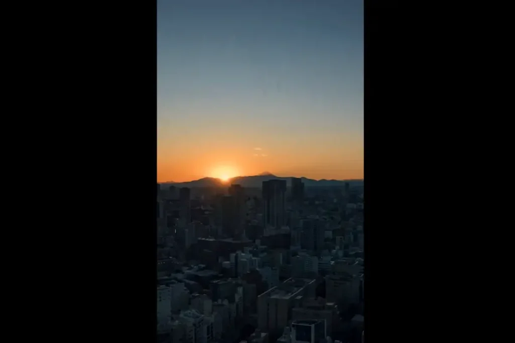 夕陽西沈於富士山後。東京的夜晚即將降臨