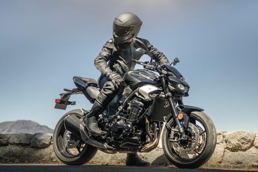 在歐洲發表的 Kawasaki 新款 Z900，以現行款的 948cc 並列四缸引擎和鋼管桁架式車架為基礎，各方面都更加精進成熟。