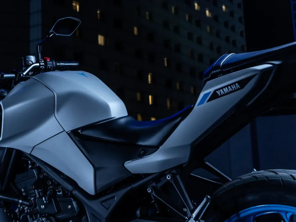 外觀最大的改變在於坐墊周圍。其設計承襲了 YZF-R3 的細節