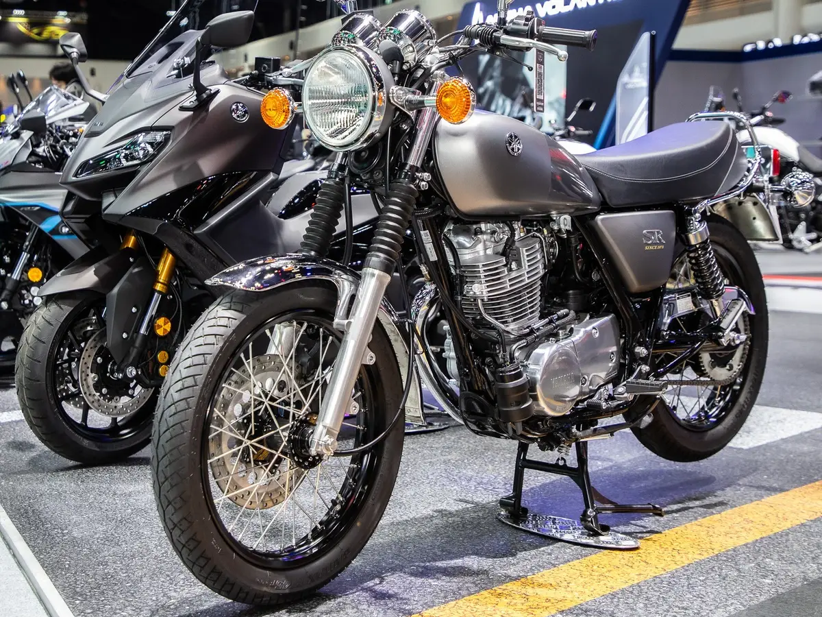 Yamaha SR400 继续奔驰！泰国车展发表 2025 年款式，经典设计持续供应