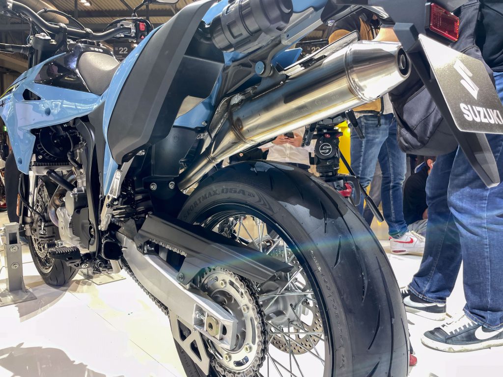 Supermoto版本的側置排氣管