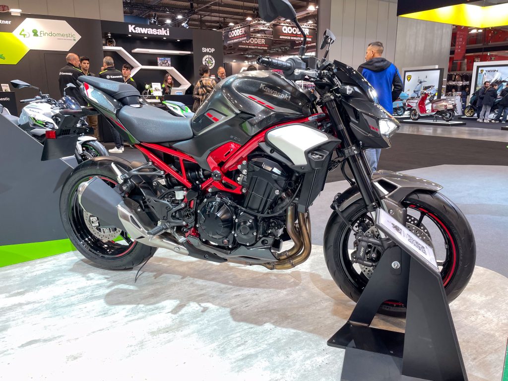 米蘭車展現場展出紅黑配色