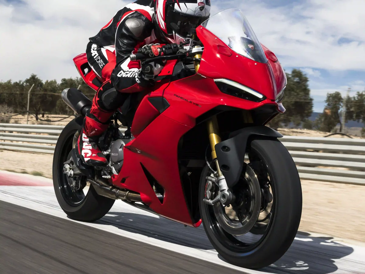 2025年全新Panigale V2全面改款，搭载DUCATI史上最轻V双引擎！