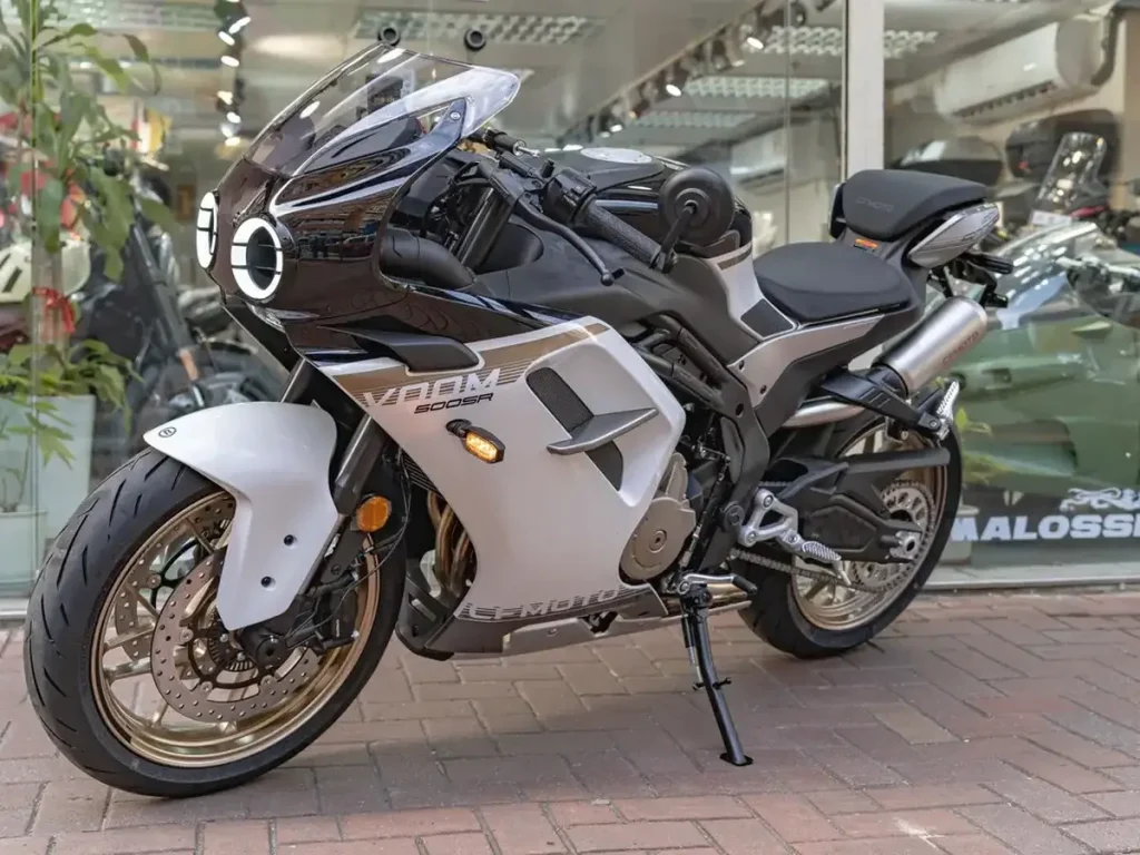 从与 500cc 直列四缸引擎的“500SR Voom”相似的车架形状来看，新车型似乎是扩大了排气量，并彻底改变外观设计