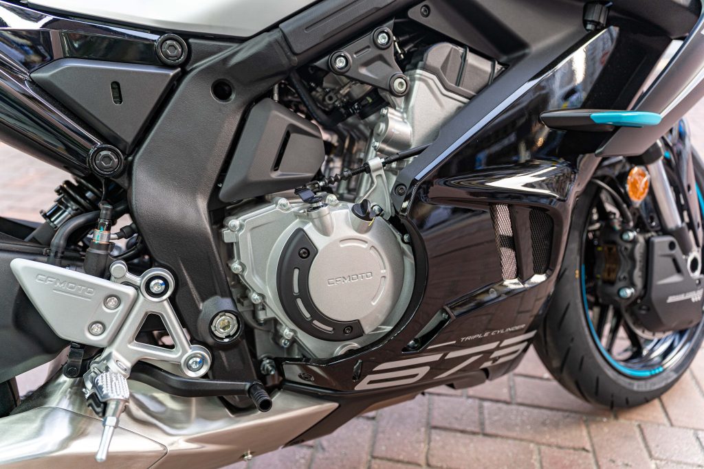 全新開發的674cc 水冷並列三缸引擎