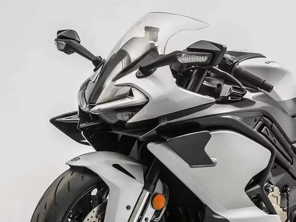 车头造型承袭了“675SR-R”的设计，但配备大型定风翼