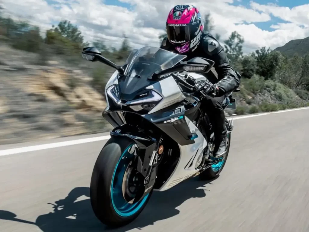 车头造型与三缸675cc的“675SR-R”几乎相同，看来原厂策略是要统一旗下跑车设计