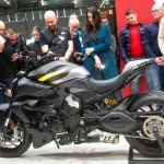 從歷代賽車模型汲取靈感,DUCATI發表2025 Diavel V4新色「Black Roadster」