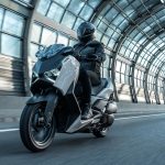 Yamaha推出全新2025 Xmax 300改款,TechMax+版本更有電動風鏡加熱手把等高級配備!