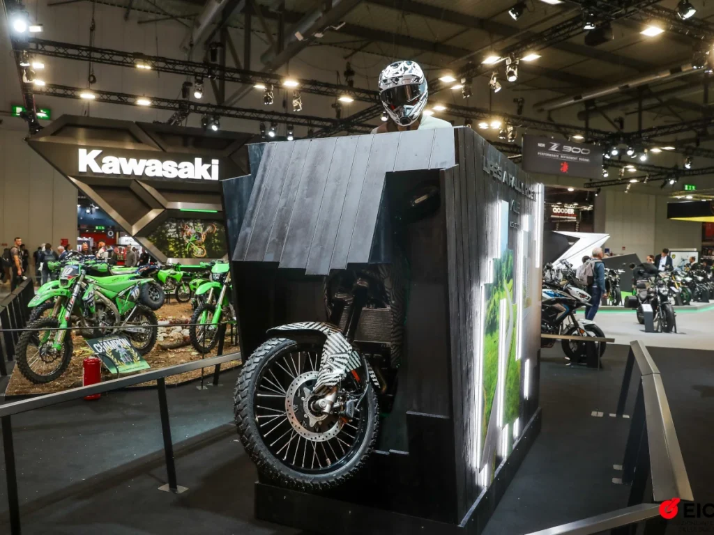 在米蘭車展上展出的新型「KLE」。箱子裡的東西雖然看不清楚，但可以部分確認是並列雙缸引擎。從形狀來看，像是海外版Eliminator 500搭載的451cc引擎