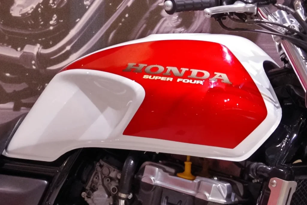 初代CB1000SF（SC30）的車色設定為白紅、黑灰雙色。為了突顯油箱與尾殼的迷人線條，採用雙色塗裝。照片中的白紅色相當亮眼，在許多騎士心中留下深刻印象