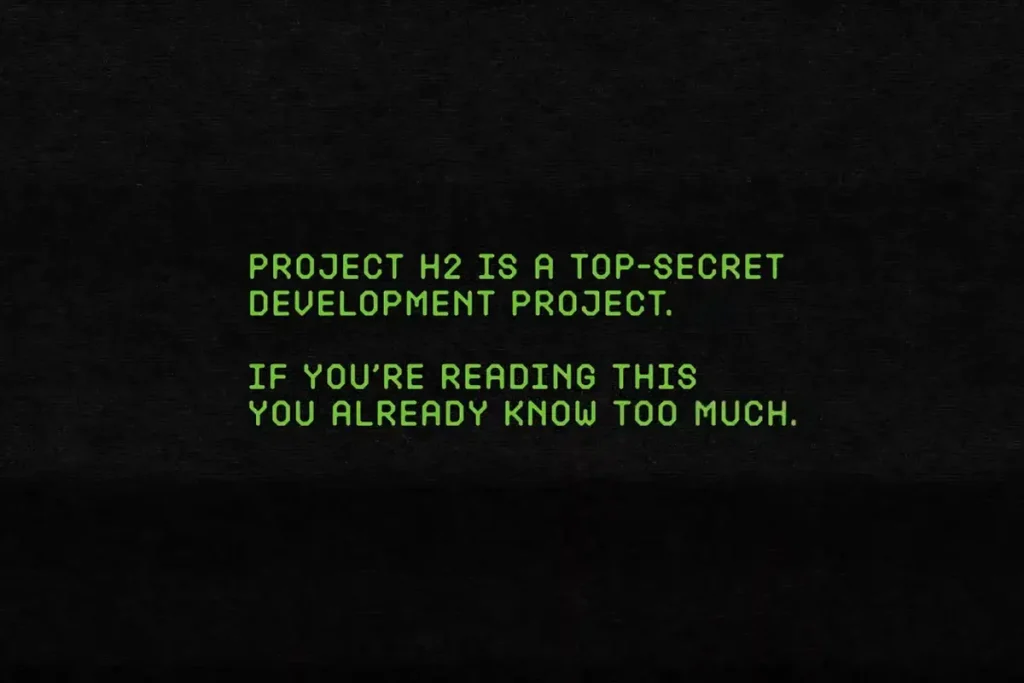 類似機密文件的文字中，表明「PROJECT H2」是一個極機密計劃，並且暗示觀眾已經「知道太多了…」這種令人不安的訊息。