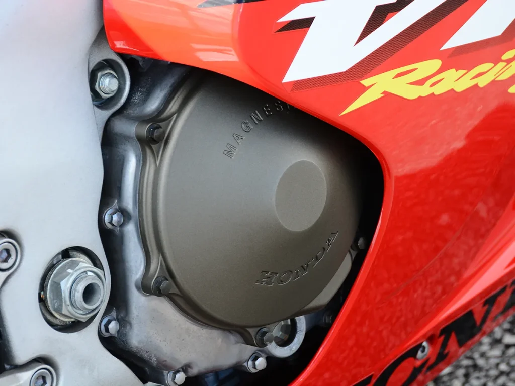 引擎是由 HRC 經手打造，缸徑×行程為 100×63.6mm 的 999cc，最大馬力為 133PS/9500rpm。 包含護蓋類都使用了鎂合金等材質，打造出不遜於賽車的規格