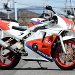 轉速錶直指兩萬轉!Honda 1990 CBR250RR MC22為何被譽為四缸仿賽巔峰