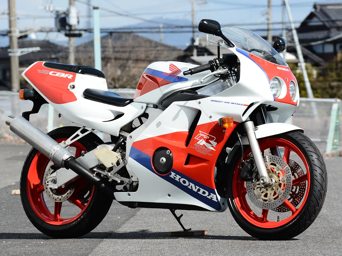 轉速錶直指兩萬轉！Honda 1990 CBR250RR MC22為何被譽為四缸仿賽巔峰