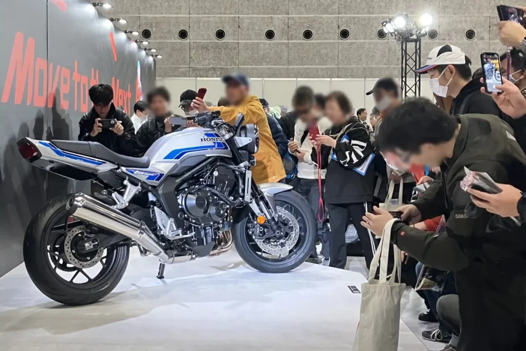 在Honda展區中格外引人注目的CB1000F概念車款。以直列四缸的CB1000 Hornet為基礎，體現了令人聯想起往昔CB-F的風格