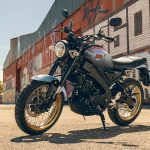 換上鋼絲框更有越野感!Yamaha 2025 XSR125 LEGACY以80年代傳奇配色上市