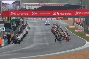 8 小时后:Kawasaki Webike Trickstar 在激动人心的 EWC 赛季揭幕战中领先利曼