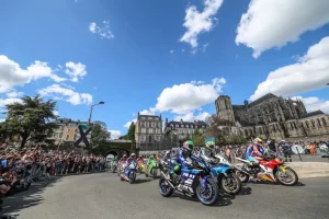 Le Mans 利曼街頭湧現人潮,萬人共迎 EWC 車手大遊行