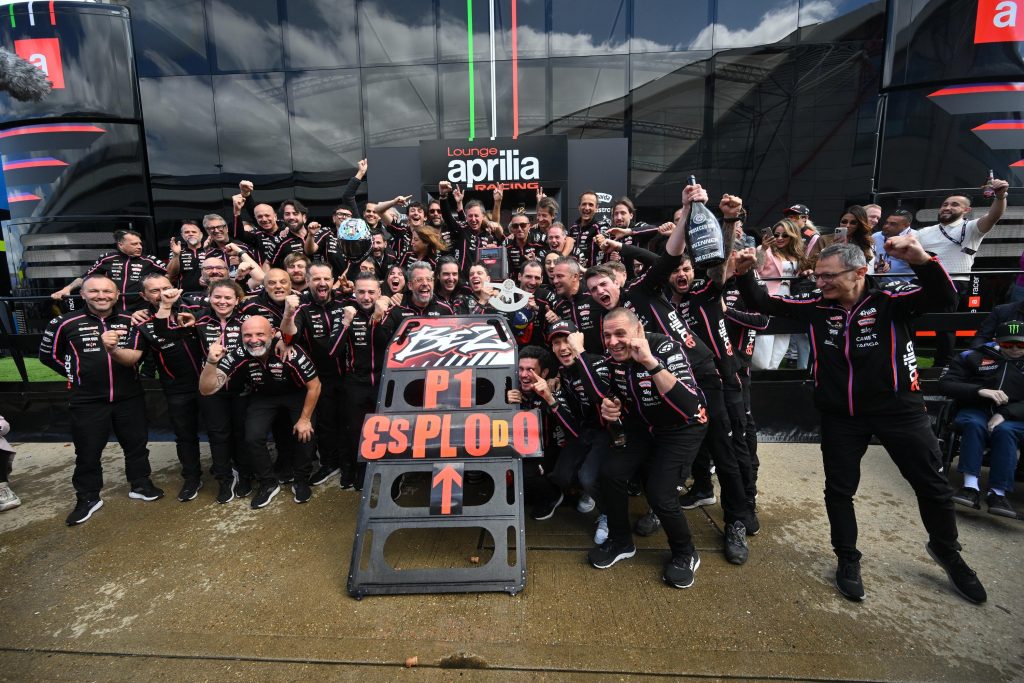 【MotoGP英國站】逆境重生王者歸來!比錫基攜手Aprilia,銀石賽道勇奪賽季首冠!