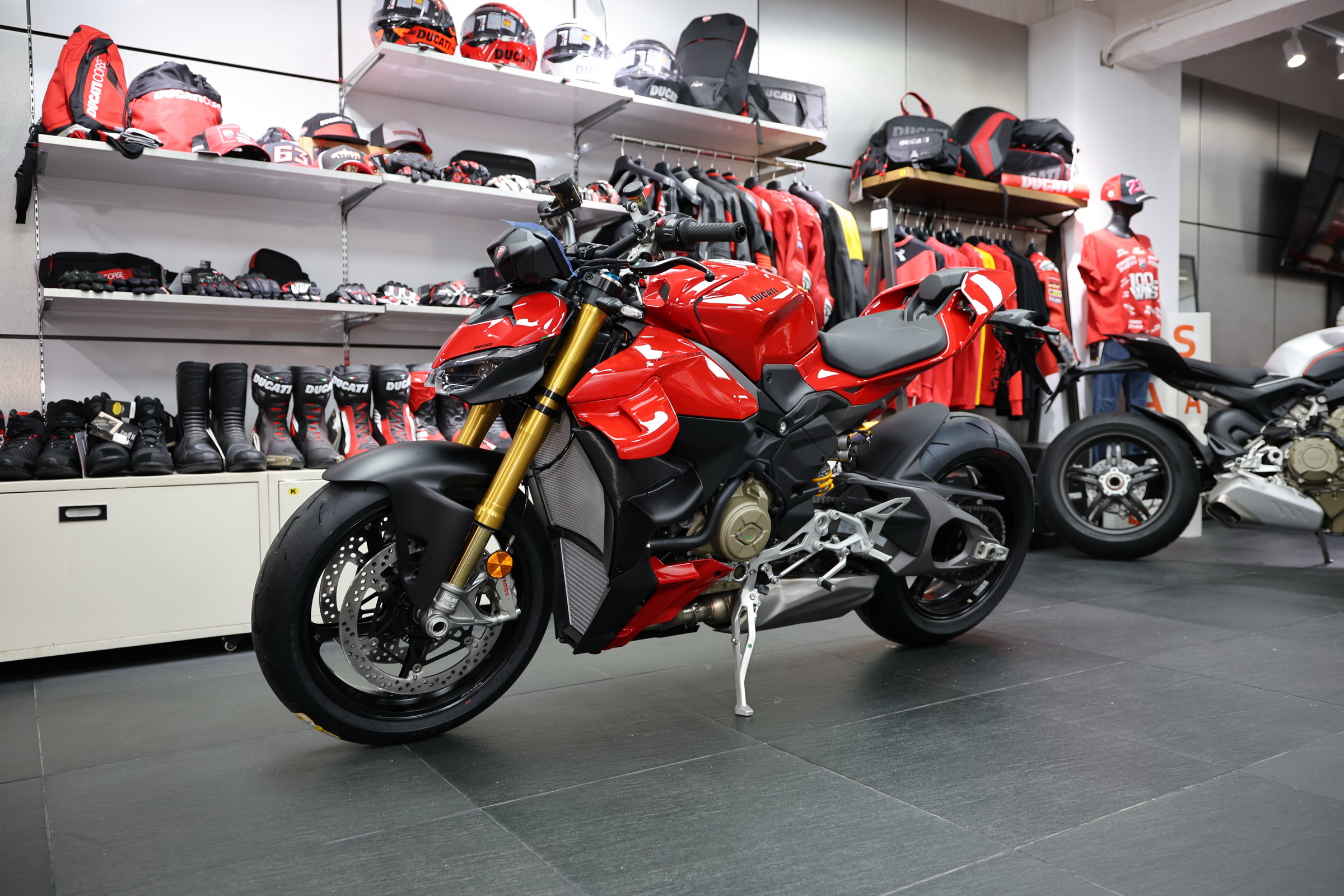 214匹街頭霸王降臨!2025 Ducati Streetfighter V4S MotoGP 賽道科技民用化