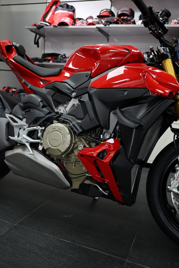 新車沿用Ducati Desmosedici Stradale 1,103c.c. V4引擎,最大馬力高達214ps/13,500rpm,最大扭力12.24kg-m/11,250rpm