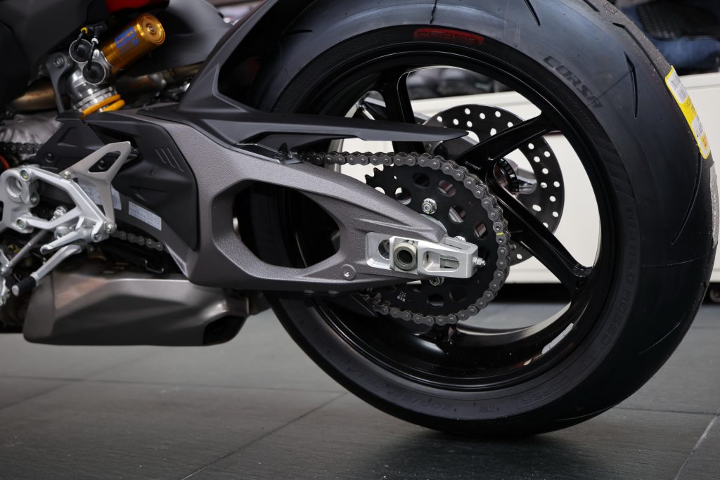 全新設計的Hollow Symmetrical Swingarm(中空對稱式後搖臂)