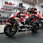 【实车开箱】2025 Ducati Panigale V4 Tricolore,超高配置展现历史与辉煌赛绩