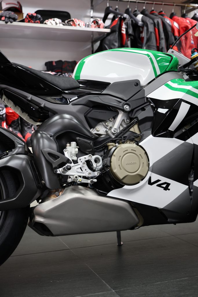 源自於Panigale V4S的水冷四衝程V型90°四汽缸Desmosedici Stradale高性能引擎