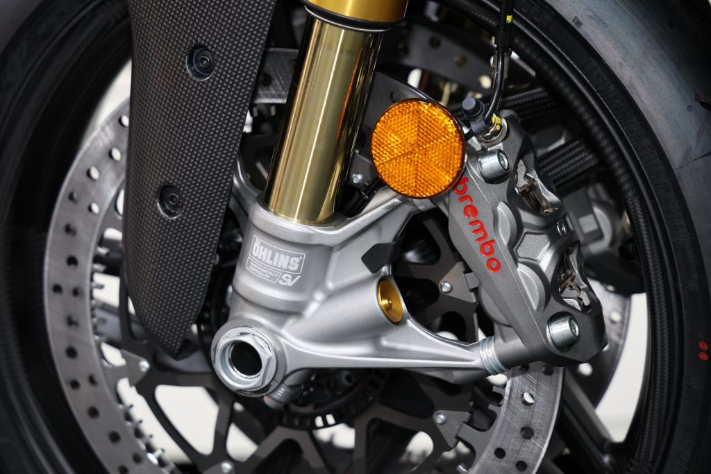 前Ohlins NPX-30電子避震加上Hypure煞車卡鉗
