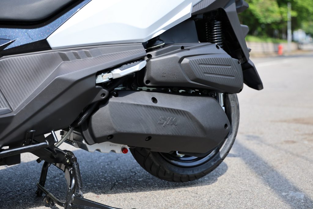 全新 Cruisym 300i 沿用成熟可靠的 278.3cc 水冷單缸 SOHC 四氣門引擎