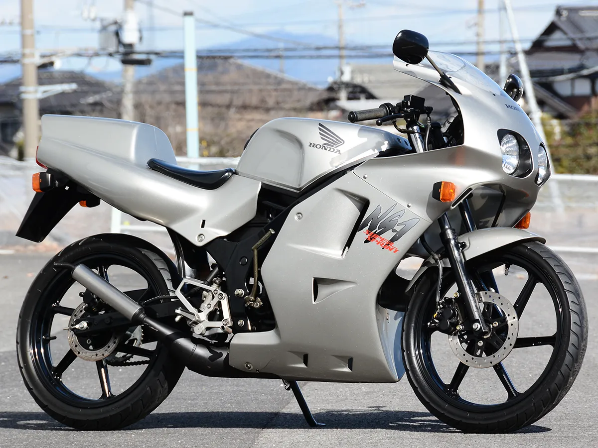 HONDA NS-1,首開先例的「中央行李箱」50cc二行程跑車,兼顧帥氣與便利