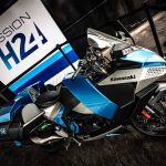 KAWASAKI氫引擎車款「HySE」二度公開測試,大阪萬博展示未來移動載具原型